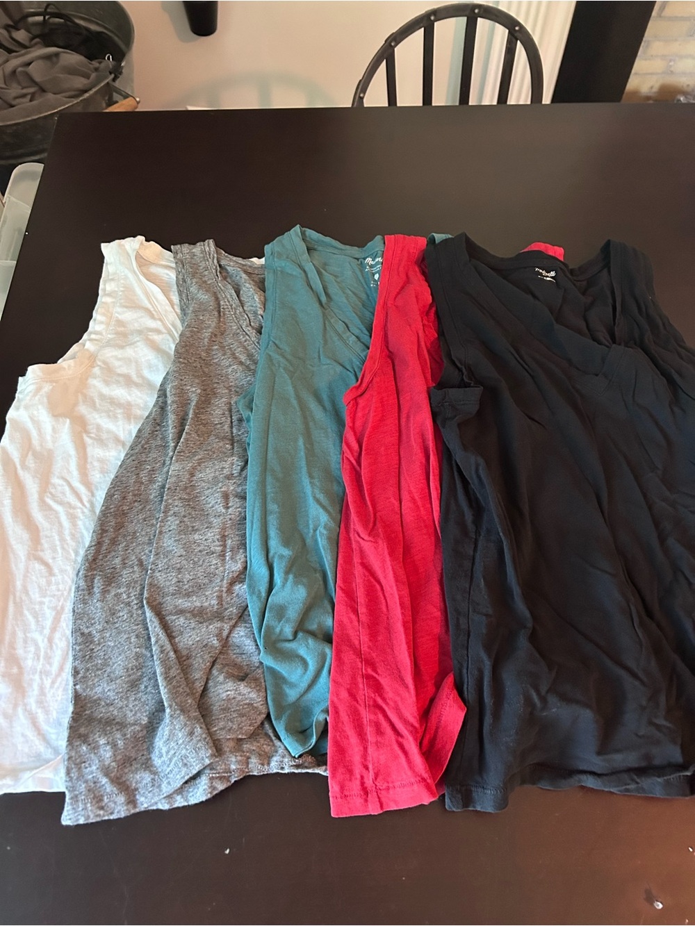 Madewell women’s set of 5 V-neck tissue tanks